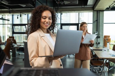Ofiste çalışan gençler, iş birliği ve ofis kavramı
