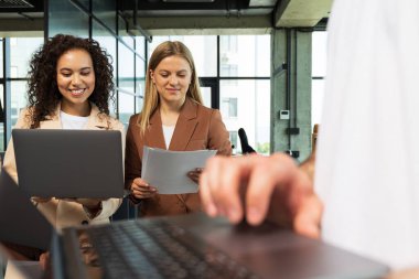 Ofiste çalışan gençler, iş birliği ve ofis kavramı
