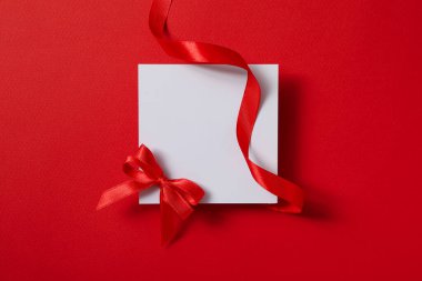 Metin için beyaz alan ve kırmızı arkaplanda kırmızı kurdele