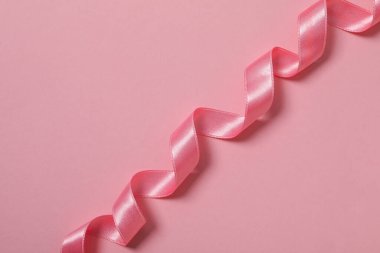 Farklı kurdele kavramları, pembe arka planda pembe kurdele