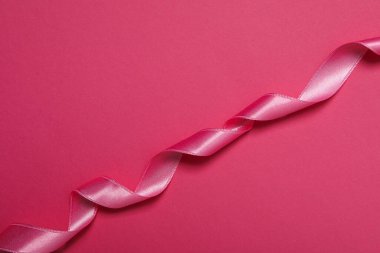 Farklı kurdele kavramları, pembe arka planda pembe kurdele
