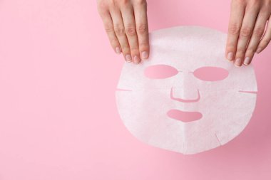 Kozmetik maskeli yüz ve cilt bakımı kavramı