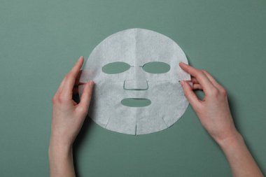 Kozmetik maskeli yüz ve cilt bakımı kavramı