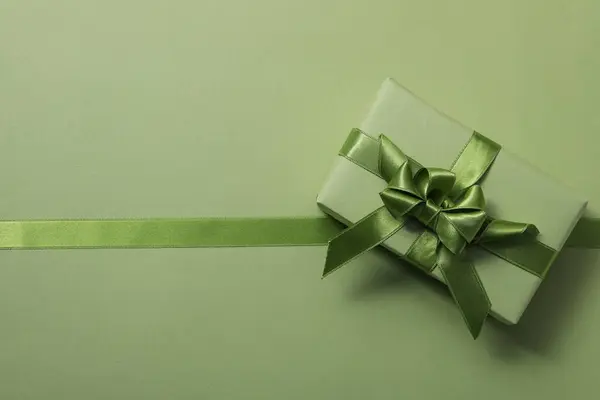 不同丝带的概念 绿色背景礼品盒 — 图库照片