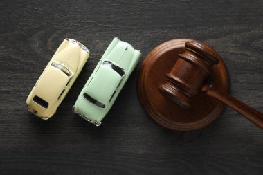 Müzayede konsepti, ahşap çekiçli kompozisyon