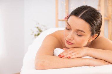 Spa kavramı, güzel genç bir bayanla rahatlamak ve kendine dikkat etmek.