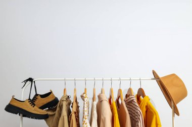 Farklı kıyafetlerle gardırop rafı, farklı kıyafet konsepti.