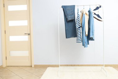 Farklı kıyafetlerle gardırop rafı, farklı kıyafet konsepti.