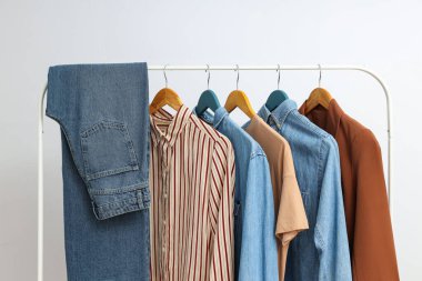 Farklı kıyafetlerle gardırop rafı, farklı kıyafet konsepti.