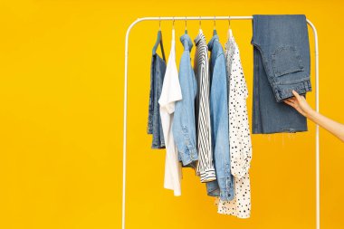 Farklı kıyafetlerle gardırop rafı, farklı kıyafet konsepti.