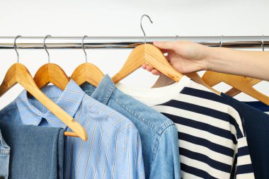 Farklı kıyafetlerle gardırop rafı, farklı kıyafet konsepti.