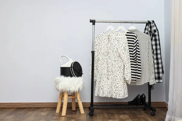 Шкаф Стеллаж Различной Одеждой Концепция Различной Одежды — стоковое фото