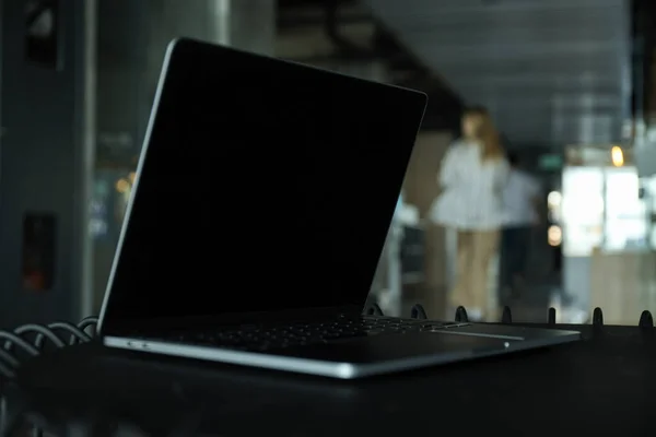 Ноутбук Рабочем Столе Крупный План Вид Сбоку — стоковое фото