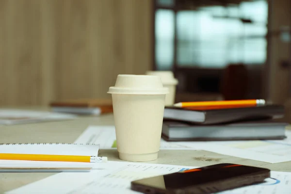 コーヒーとオフィスペーパー付きのオフィステーブル — ストック写真