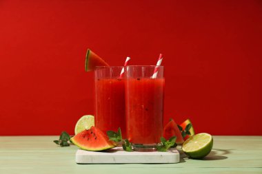 Taze ve lezzetli yaz içeceği kavramı - karpuz püresi