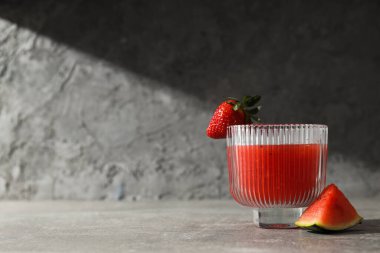 Taze ve lezzetli yaz içeceği kavramı - karpuz püresi