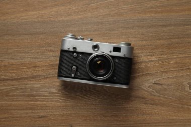 Geçmişe dönük fotoğraf makinesi ile boş zaman ve fotoğraf hobisi kavramı