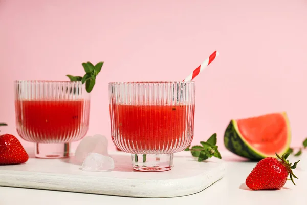 新鮮でおいしい夏の飲み物の概念 スイカスムージー — ストック写真