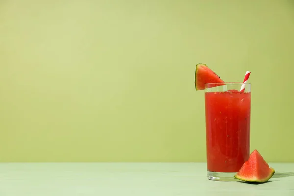 新鮮でおいしい夏の飲み物の概念 スイカスムージー — ストック写真