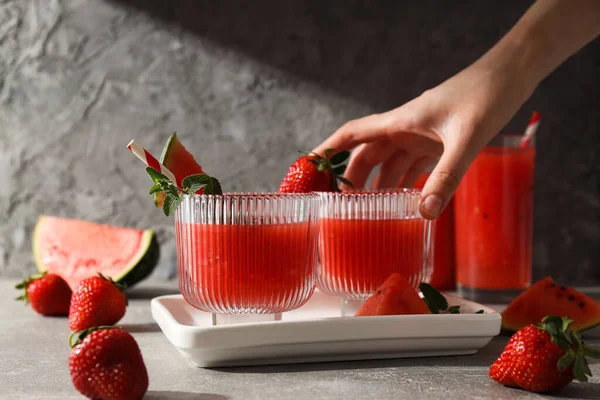 新鲜美味的夏季饮品概念 西瓜冰沙 — 图库照片