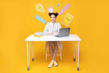 Okul kavramı ve güzel bir kızla çalışmak.