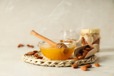 Lezzetli ve tatlı yemek kavramı - fındıklı bal