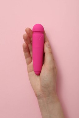 Pembe arka planda bir vibratör.