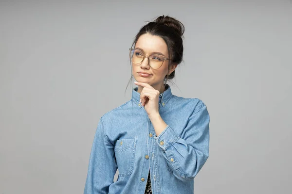 Μια Νεαρή Γυναίκα Γυαλιά Σκέφτεται Γκρι Φόντο — Φωτογραφία Αρχείου