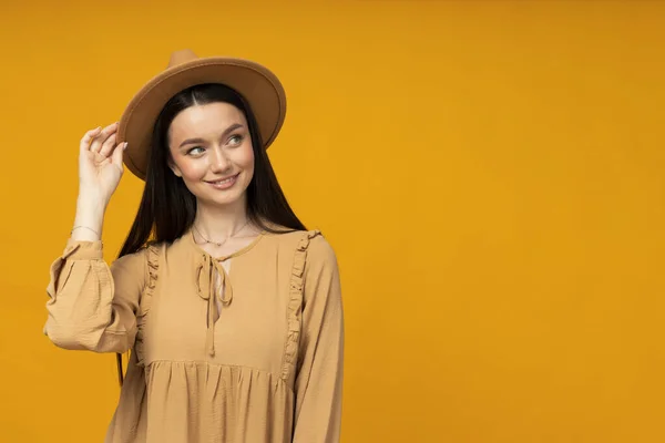 Mujer Joven Sombrero Fondo Amarillo — Foto de Stock