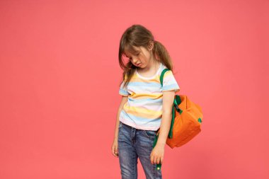 Omzunda sırt çantası olan küçük bir kız