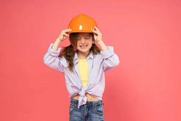 Ένα Μικρό Κορίτσι Σκληρό Καπέλο Ροζ Φόντο — Φωτογραφία Αρχείου