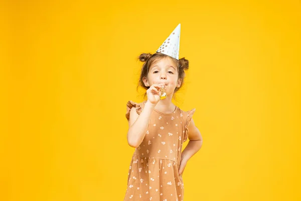 Una Bambina Con Cappello Festa Sulla Testa Uno Sfondo Giallo — Foto Stock