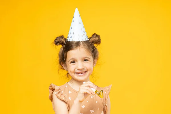 幸せな女の子とともに休日キャップ上の彼女の頭に黄色の背景 — ストック写真