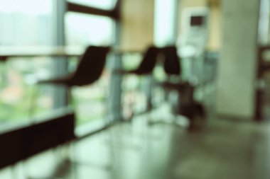 Pencerenin yanındaki bulanık sandalyeler, metin için yer