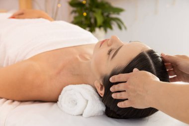 Spa kavramı, güzel genç bir bayanla rahatlamak ve kendine dikkat etmek.