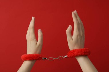 Kırmızı arka planda kırmızı tüylü kelepçeler.