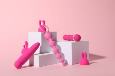 Pembe arka planda küpleri olan pembe seks oyuncakları kompozisyonu