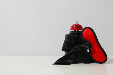 Yan taraftan beyaz bir arka planda seks için maske ve yüzük.