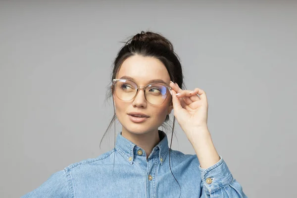 Mujer Joven Gafas Sobre Fondo Gris — Foto de Stock