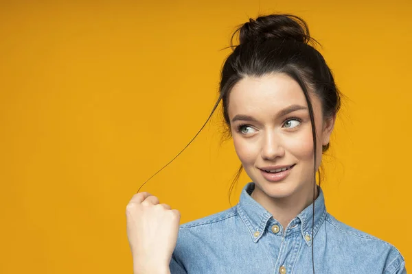 Saçları Bağlanmış Kot Gömlekli Genç Bir Kadın Mesaj Için Bir — Stok fotoğraf