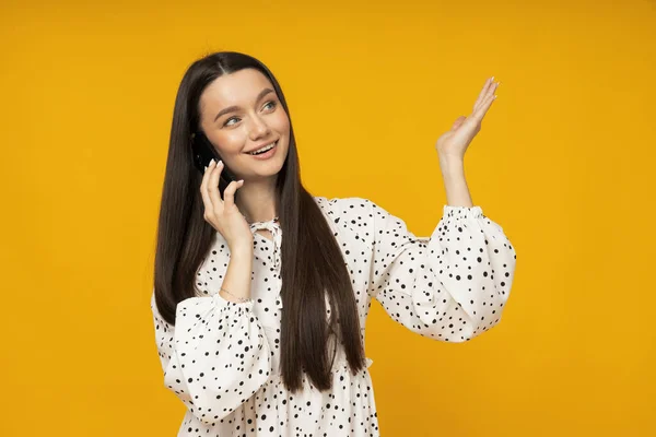 Een Jonge Vrouw Praat Aan Telefoon Met Haar Hand Omhoog — Stockfoto