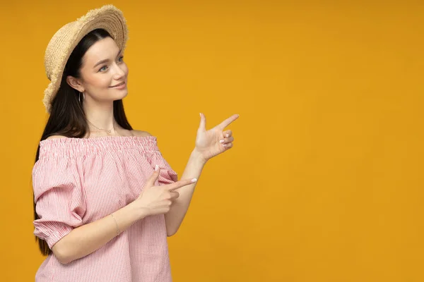 Una Joven Con Sombrero Paja Sobre Fondo Amarillo Para Texto — Foto de Stock