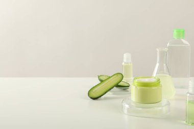 Yüz ve cilt bakımı kavramı - salatalık kozmetik