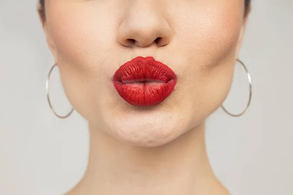 Gros Plan Baiser Lèvres Féminines Avec Rouge Lèvres Rouge — Photo