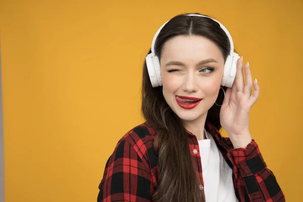 Atractiva Morena Auriculares Escuchando Música Guiños Lugar Para Texto — Foto de Stock
