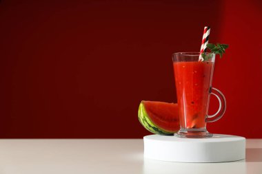 Taze ve lezzetli yaz içeceği kavramı - karpuz püresi