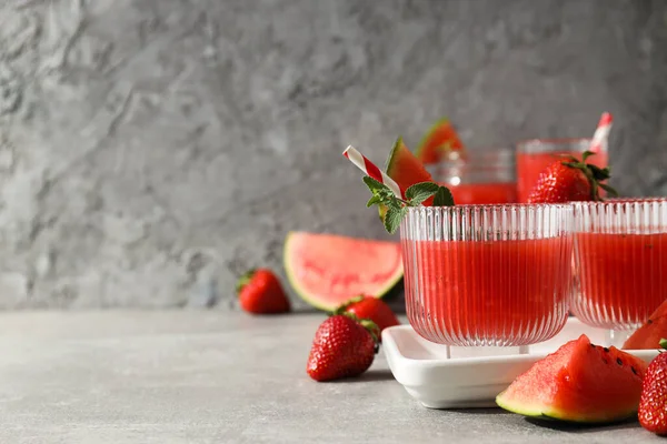 新鲜美味的夏季饮品概念 西瓜冰沙 — 图库照片