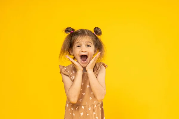 Malá Holčička Křičí Žlutém Pozadí — Stock fotografie