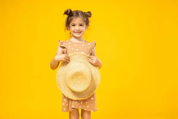 Ευτυχισμένο Κοριτσάκι Καπέλο Παραλίας — Φωτογραφία Αρχείου