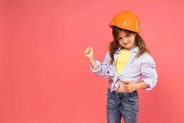 Dívka Stavební Helmě Růžovém Pozadí Místo Pro Text — Stock fotografie